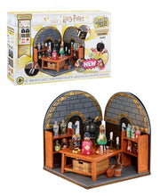Carica l'immagine nel visualizzatore di Gallery, MGA's Miniverse Make It Mini Potions Class - Mini Oggetti Da Collezione Harry Potter, Set Di Costruzioni, 100+ Pezzi, Fa