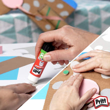 Carica l'immagine nel visualizzatore di Gallery, Pritt Penna adesiva, colla sicura e adatta ai bambini per arte e artigianato, colla potente per articoli scolastici e per ufficio, 4x 22 g Pen Pritt
