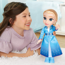 Carica l'immagine nel visualizzatore di Gallery, Frozen 2 – bambola Elsa Adventure 38 cm, estremamente dettagliata, indossa abiti da sogno ispirati al film ed è dotata d