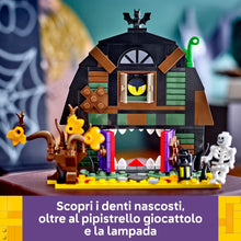Carica l'immagine nel visualizzatore di Gallery, LEGO Granaio di Halloween - Giocattolo da Esposizione con una Minifigure di Scheletro e Accessori Spaventosi tra cui un 