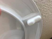 Carica l&#39;immagine nel visualizzatore di Gallery, Copriwater in Termoindurente, serie Clodia della Dolomite, Bianco con cerniere in acciaio inossidabile sganciabili.