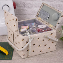 Carica l'immagine nel visualizzatore di Gallery, Hobby Gift Scatola Grande per Cucito con Doppio Coperchio e Manico - Cestino Porta Cucito in Cotone con Scomparti per Strumenti e Accessori Creativi - 25 x 25 x 17 cm, Api