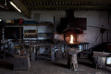 Carica l'immagine nel visualizzatore di Gallery, Forging Art Bcn Rosa Eterna in Ferro Forgiato a Mano con Piedistallo (Rosso/Nero)