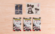 Carica l'immagine nel visualizzatore di Gallery, Pokémon: collezione con adesivi (Gothitelle) dell’espansione Scarlatto e Violetto - Fuoco Bianco del GCC (carta promozionale olografica e tre buste di espansione)