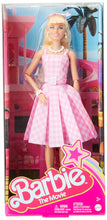 Carica l&#39;immagine nel visualizzatore di Gallery, Barbie The Movie - Margot Robbie, bambola del film Barbie da collezione con abito vintage a quadretti rosa e bianco e collana con margherita, giocattolo per bambini, 3+ anni, HPJ96