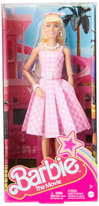 Barbie The Movie - Margot Robbie, bambola del film Barbie da collezione con abito vintage a quadretti rosa e bianco e collana con margherita, giocattolo per bambini, 3+ anni, HPJ96