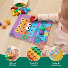Carica l'immagine nel visualizzatore di Gallery, BONNYCO Gioco Chiodini per Bambini 2 Anni in Legno, 50 Schede e 32 Bottoni