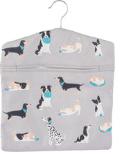 Carica l'immagine nel visualizzatore di Gallery, Beldray LA032005DFEU7 borsa con mollette con stampa di cani – Appendibile in linea, Gancio facile da appendere per riporle, Può contenere fino a 100 borse per mollette, Uso interno/esterno, 33 x 30 cm
