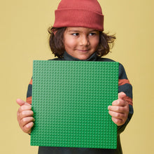 Carica l&#39;immagine nel visualizzatore di Gallery, LEGO Classic Base Verde, Tavola per Costruzioni Quadrata con 32x32 Bottoncini, Piattaforma Classica per Mattoncini per Costruire ed Esporre, Set di Giochi per Bambini e Bambine da 4 Anni in su 11023