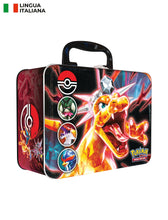 Carica l'immagine nel visualizzatore di Gallery, Pokémon Bauletto da Collezione del GCC, Autunno 2023, Meowscarada, Skeledirge e Quaquaval, Tre Carte Promozionali Olografiche e Sei Buste di Espansione, Edizione in Italiano