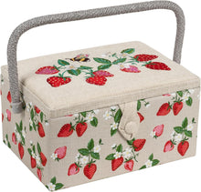 Carica l'immagine nel visualizzatore di Gallery, HobbyGift HobbyGift Esclusivo Contenitore Medio per lavori di Cucito, Hobby, Vassoio per Accessori, Tasca per puntine, Cuscino, Manico in PVC, Coperchio, Fragole Ricamate, 18.5 x 25.5 x 14.5cm