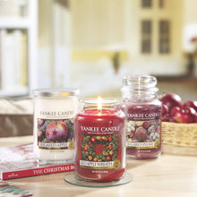 Carica l'immagine nel visualizzatore di Gallery, Yankee Candle Candela profumata in giara grande, Red Apple Wreath, Durata Fino a 150 Ore