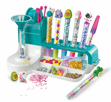 Carica l&#39;immagine nel visualizzatore di Gallery, Clementoni Idea - Laboratorio delle Penne Personalizzate, Kit Creativo per Bambini 6+ Anni, con 50+ Accessori e 10 Penne Personalizzabili, Gioco Made in Italy, Lingua Italiana, 18748