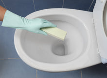 Carica l'immagine nel visualizzatore di Gallery, Cleaning Block WC 10008Ei - Confezione da 4 stick per rimuovere macchie di calcare, incrostazioni e altra sporcizia incrostata su water, lavandini, vasche da bagno e altre superfici del bagno