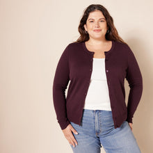 Carica l'immagine nel visualizzatore di Gallery, Amazon Essentials Cardigan Girocollo Leggero (Taglie Forti Disponibili) Donna, Bordeaux, L