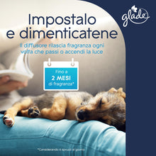 Carica l'immagine nel visualizzatore di Gallery, Glade Sense &amp; Spray, Profumatore per Ambienti Refreshing Air 1 Base e 3 Ric