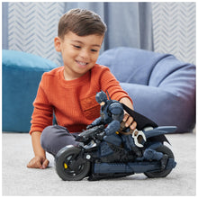 Carica l'immagine nel visualizzatore di Gallery, DC Comics, Veicolo Batman Adventures 2 in 1, Batcycle Trasformabile, Macchina Batman Compatibile con Tutte Le Action Figure Batman, Batmobile Trasformabile, Giochi per Bambini e Bambine, 4+ Anni