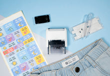 Carica l'immagine nel visualizzatore di Gallery, Mine Stamp Timbro per Tessuti e Libri Compact | Timbro Compatto e Personalizzabile per Vestiti da Adulto e Bambini | Timbro Personalizzato con Nome per Abiti Infantili