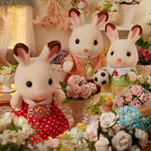 Carica l'immagine nel visualizzatore di Gallery, Sylvanian Families - Famiglia Coniglio Cioccolato – Set di 4 Personaggi Morbidi, Articolati e con Vestiti Rimovibili – M