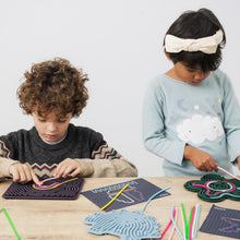 Carica l'immagine nel visualizzatore di Gallery, Miniland - Giocattolo sensoriale in silicone per neonati Flexhetti, con strisce flessibili per stimolare il gioco creati