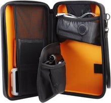 Carica l'immagine nel visualizzatore di Gallery, Amazon Basics Custodia da viaggio universale per dispositivi elettronici e accessori (fotocamere, cellulari, GPS), colore: Nero, Solido