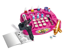 Carica l'immagine nel visualizzatore di Gallery, Clementoni Crazy Chic - Tattoo Studio, Gioco Creativo per Bambine di 6+ Anni, Kit Completo per Creare Tatuaggi Glitterati e Temporanei, Set con Tattoos Unici, Regalo Divertente e Colorato, 18602