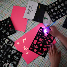 Carica l'immagine nel visualizzatore di Gallery, BONNYCO Lavagna Luminosa per Bambini Rosa A4 e A5, 6 Stencil e 2 Penne Spia