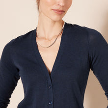 Carica l'immagine nel visualizzatore di Gallery, Amazon Essentials Cardigan Leggero Girocollo (Disponibile in Taglie Forti) Donna, Blu Marino, L