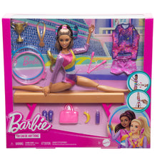 Carica l&#39;immagine nel visualizzatore di Gallery, Barbie - Ginnastica Artistica, playset con bambola ginnasta bionda, tuta per il riscaldamento, trave, fermo a C per le acrobazie e 10+ accessori inclusi, giocattolo per bambini, 3+ anni, HRG53