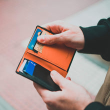 Carica l'immagine nel visualizzatore di Gallery, Portafoglio uomo slim - 100% pelle - piccolo, sottile - Porta soldi e carte di credito - Portacarte compatto