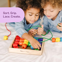 Carica l'immagine nel visualizzatore di Gallery, Melissa &amp; Doug Perline Grandi in Legno da Infilare – Cassetta in Legno con Perline Colorate, Gioco di Incastri, Giochi M