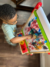 Carica l'immagine nel visualizzatore di Gallery, Hape Lavagna Multiattività, Lavagna per Bambini Double Face Vincitrice di Premi con Cavalletto e Supporto Regolabile in Altezza, Rullo di Carta, Lavagna Bianca, Calamite e Tre Vasetti di Pittura