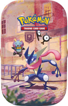 Carica l'immagine nel visualizzatore di Gallery, Pokémon: miniscatola da collezione Greninja dell’espansione 30° Anniversario del GCC Pokémon (1 foglio di adesivi, 1 carta con l’illustrazione della miniscatola e 2 buste di espansione), Ed. Italiano