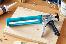 Carica l'immagine nel visualizzatore di Gallery, Amazon Basics Pistola sigillante per calafataggio, 310 ml, rapporto di spinta 12:1, manico in alluminio con grilletto di