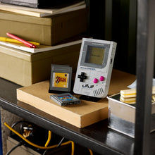 Carica l'immagine nel visualizzatore di Gallery, LEGO Super Mario Game Boy Set da Costruzione per Adulti - Modello da Esposizione Nintendo con 2 Cartucce con Schermi Lenticolari Incluso Zelda e Stand - Regalo Retrò per i Fan dei Videogiochi - 72046