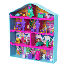 Carica l'immagine nel visualizzatore di Gallery, Polly Pocket - Calendario dell'Avvento, playset casa di pan di zenzero con 2 bambole e 24 accessori a sorpresa a tema festività inclusi, giocattolo per bambini, 4+ anni, HWP33
