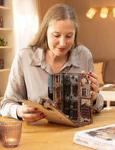 Carica l'immagine nel visualizzatore di Gallery, Revell Kit per modellino Tiny Adventures, Diagon Alley Harry Potter, casa in miniatura 3D, Book Nook, fermalibri in legn