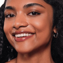 Carica l'immagine nel visualizzatore di Gallery, essence CHOCO BOMB shiny lipgloss naturale idratante finish lucido (10 ml)
