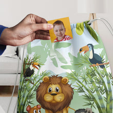 Carica l&#39;immagine nel visualizzatore di Gallery, KAÏDENSÏ Sacca Asilo con Nome Personalizzata Giungla - Zainetto Asilo Nido 32x40 cm con Tasca Interna 20x10 cm - Zaino Asilo Bambino Originale per Bambini Piccoli