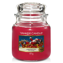 Carica l'immagine nel visualizzatore di Gallery, Yankee Candle Candela profumata in giara media, Vigilia di Natale, Durata Fino a 75 Ore