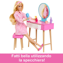 Carica l&#39;immagine nel visualizzatore di Gallery, Barbie - Set Camera da letto di Barbie, include una bambola in pigiama rosa e pantofole, un gattino, letto, specchiera e comodino, 20+ accessori a tema, giocattolo per bambini, 3+ anni, HPT55