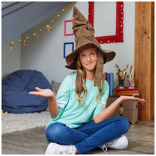 Carica l&#39;immagine nel visualizzatore di Gallery, Wizarding World | Cappello Parlante Interattivo di Harry Potter | Voce originale dei film di Harry Potter | 15 frasi in italiano/tedesco | Accessori Harry Potter dai 5 anni in su