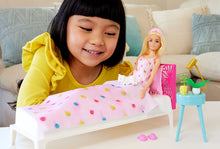 Carica l&#39;immagine nel visualizzatore di Gallery, Barbie - Set Camera da letto di Barbie, include una bambola in pigiama rosa e pantofole, un gattino, letto, specchiera e comodino, 20+ accessori a tema, giocattolo per bambini, 3+ anni, HPT55