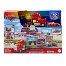Carica l&#39;immagine nel visualizzatore di Gallery, Mattel Disney e Pixar Cars, Mack Officina Cambia Colore con cabina di guida rimovibile, playset con truck e macchinina trasformabili, Saetta McQueen e accessori cambia colore, HPD82