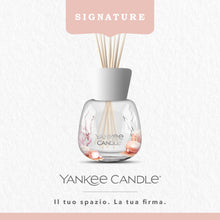 Carica l&#39;immagine nel visualizzatore di Gallery, Yankee Candle Signature Diffusore a bastoncini | Sabbie rosa | 100 ml | Fino a 10 settimane di fragranza | Confezione riciclabile | Un regalo perfetto per una donna