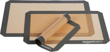 Carica l'immagine nel visualizzatore di Gallery, Amazon Basics Tappetini da forno in silicone, set da 3 unità, Rettangolare, 23.0cm x 33.0cm, 25.0cm x 29.5cm, 29.5cm x 37.5cm, Marrone/Nero