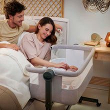 Carica l'immagine nel visualizzatore di Gallery, Kinderkraft NESTEE UP 2 Culla da affiancare, Lettino Co-Sleeping, 5 livelli di regolazione dell’altezza, 4 ruote per poterlo, Facile da Montare, Accessori materasso, Morbido materiale, Grigio Claro