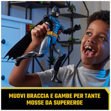 Carica l'immagine nel visualizzatore di Gallery, DC Comics BATMAN, Personaggio Batman in Scala 30 cm, con Decorazioni Originali, Mantello e 11 Punti di Articolazione, Gi