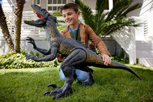 Carica l&#39;immagine nel visualizzatore di Gallery, Mattel Jurassic World: Il Regno Distrutto - Indoraptor Supercolossale, dinosauro gigante lungo 90+ cm e alto 41 cm, inghiotte fino a 20 mini action figures, giocattolo per bambini, 4+ anni, HKY14