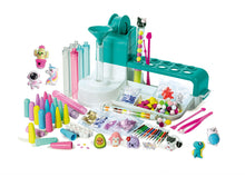 Carica l&#39;immagine nel visualizzatore di Gallery, Clementoni Idea - Laboratorio delle Penne Personalizzate, Kit Creativo per Bambini 6+ Anni, con 50+ Accessori e 10 Penne Personalizzabili, Gioco Made in Italy, Lingua Italiana, 18748